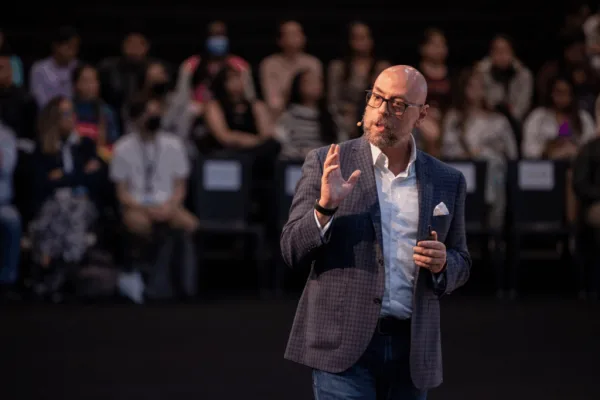 Sal Barrena, conferencista para eventos corporativos sobre Liderazgo Regenerativo