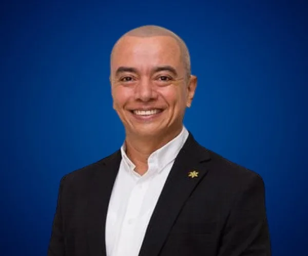 Julián Aguilar Estrada — Conferenciante de Propósito, Valores e Inspiración