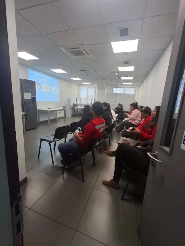 Stephany Palominos facilitando una capacitación en Agunsa.