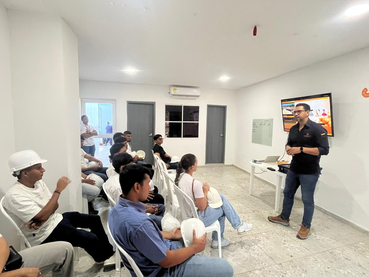 Ronald Castro facilitando una sesión grupal