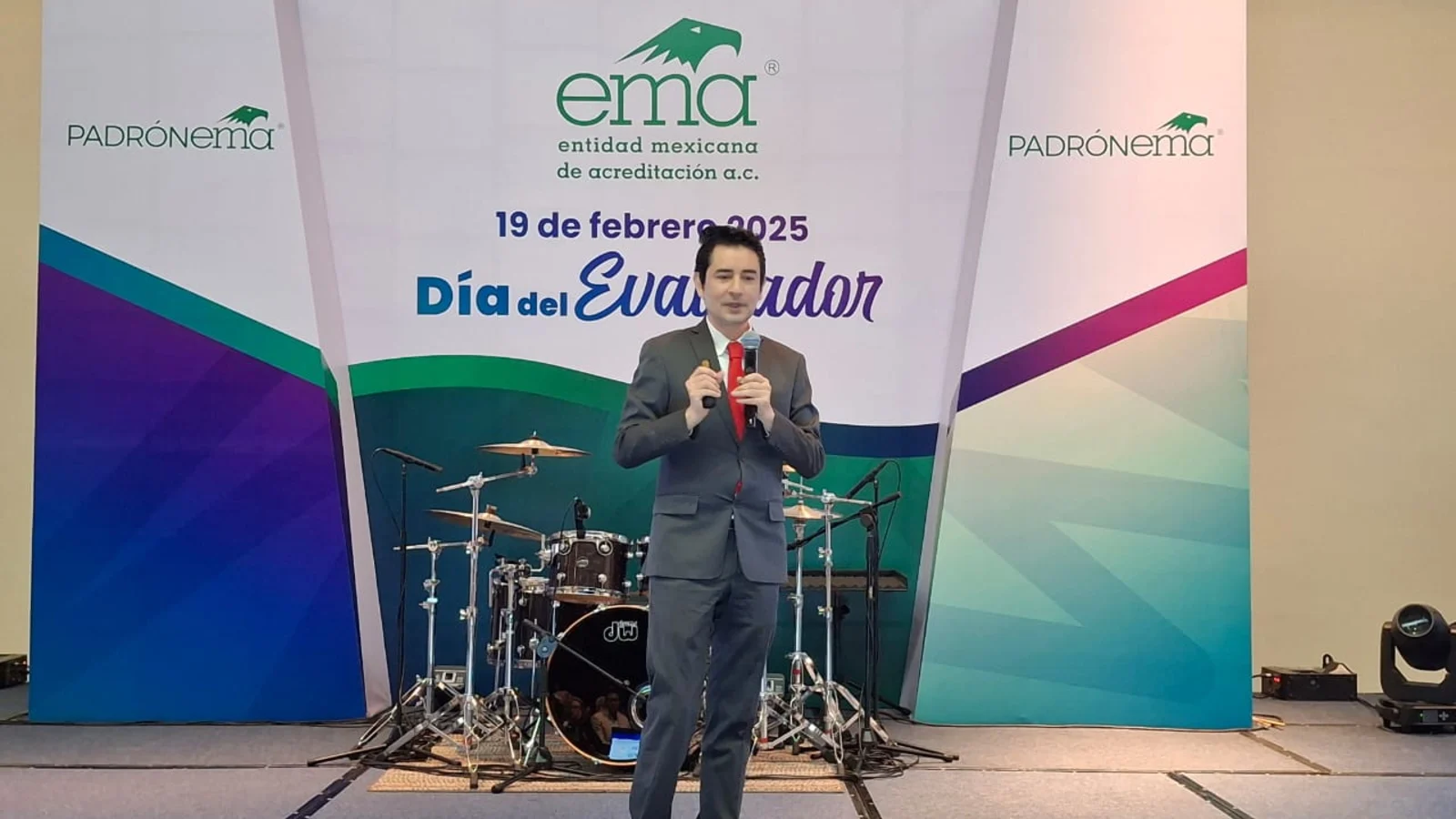 Javier Cornejo Díaz González durante una presentación profesional