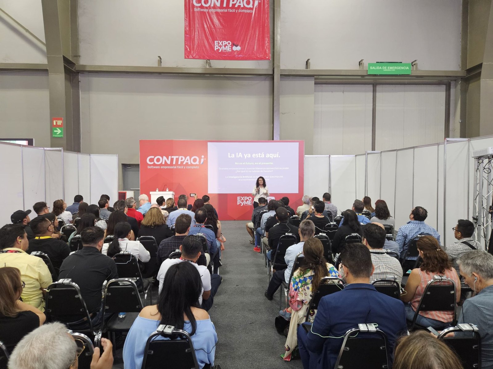 Yeudith Velázquez Aguilar presenta aplicaciones de IA ante la audiencia de Expo Pyme