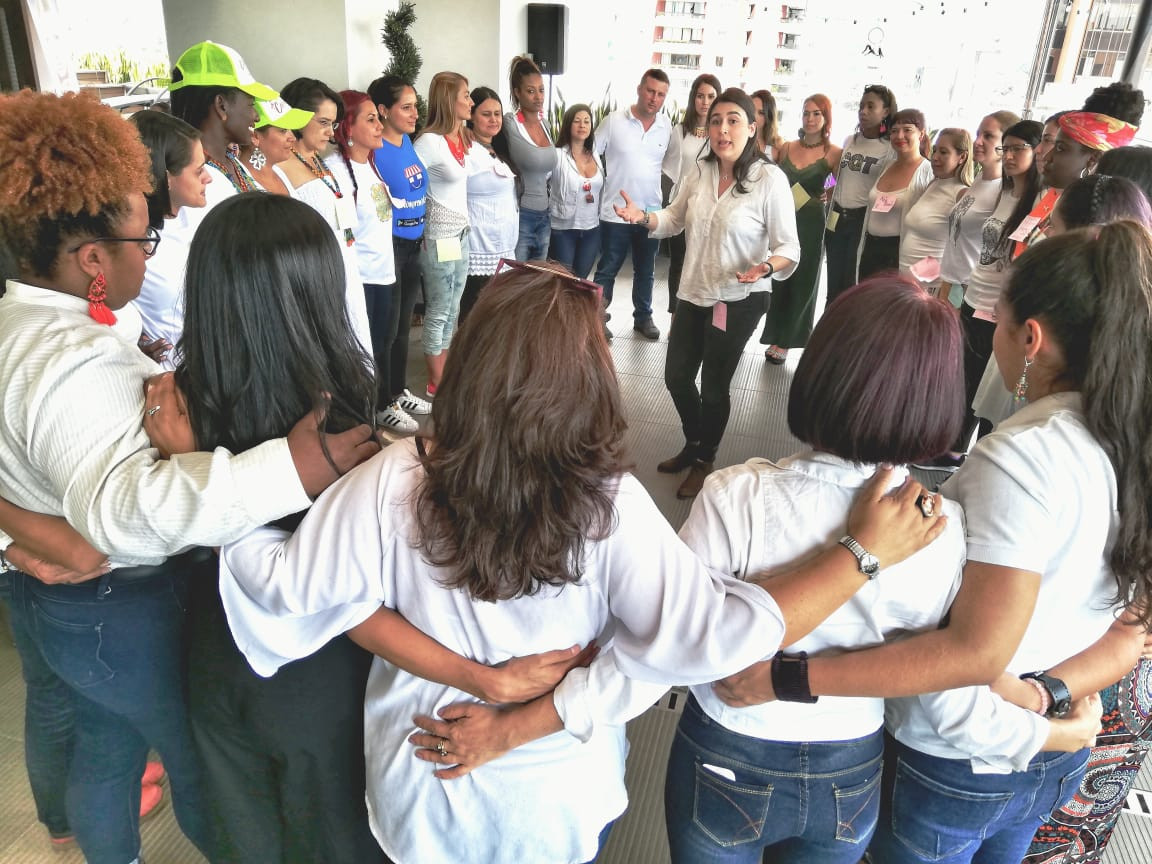 Natalia Echeverri Henao en evento corporativo con enfoque en impacto y autoridad escénica sobre Liderazgo consciente