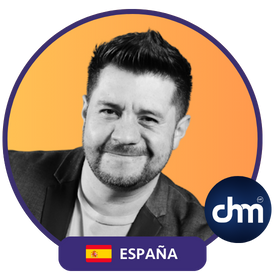 Retrato de Juan Carlos Gutiérrez con bandera de España y logo de CHM.