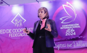 Carmen Álvarez Basso dando una conferencia sobre longevidad y envejecimiento saludable en la Convención Internacional de la Mujer 2024.