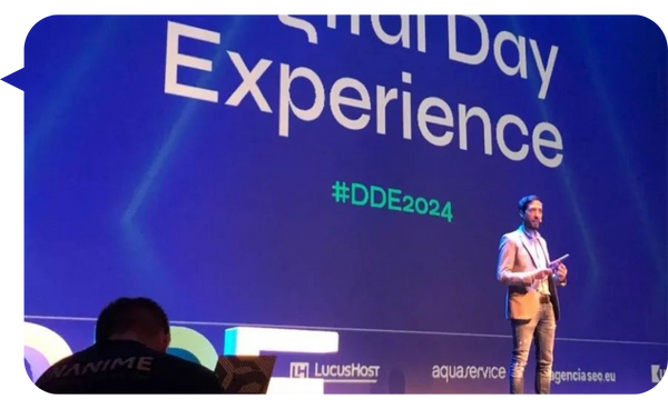 David Blay Tapia presentando en el escenario del evento Digital Day Experience 2024 (#DDE2024).