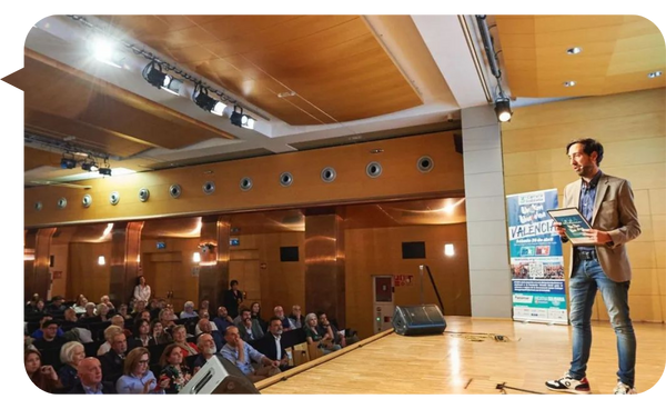 David Blay Tapia presentando una conferencia frente a una audiencia en un auditorio.